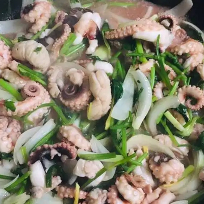 Bí quyết làm bạch tuộc xào hành tây giòn ngon, không dai